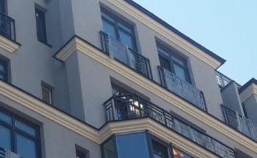 Изготовление и установка ограждений крыши и балконов из черного металла
